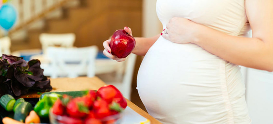 Alimentazione in gravidanza e allattamento: la dieta estiva