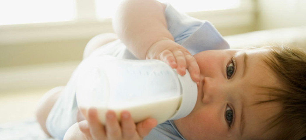 Dare da bere ai neonati: cosa e quando?