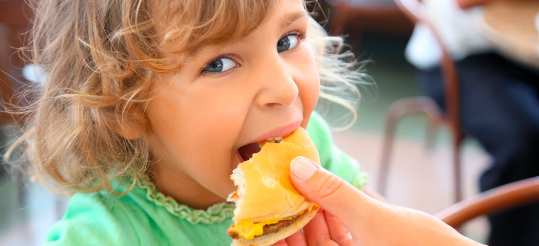 Alimenti vietati ai bambini: quali sono e quando possono consumarli