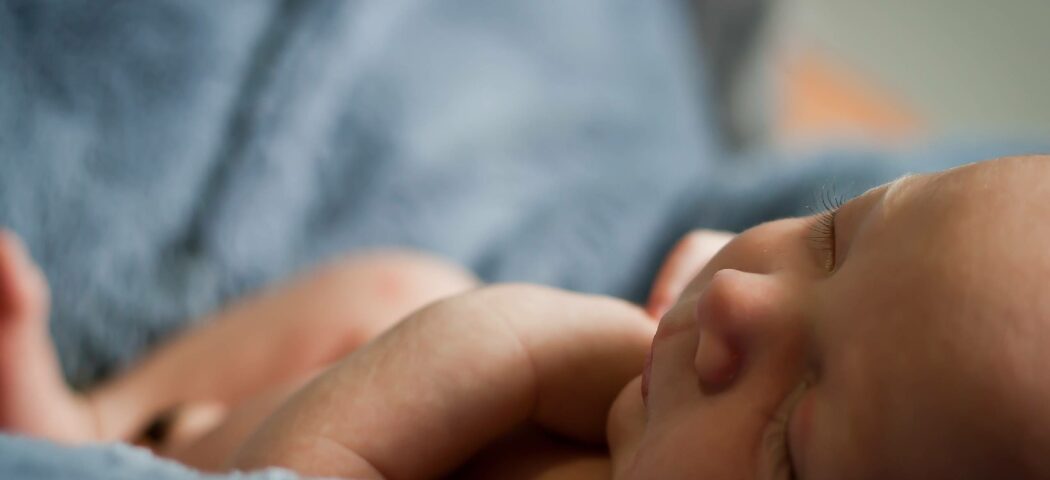 Pelle screpolata nei neonati: perché è frequente e come curarla
