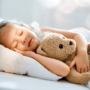 Come aiutare i bambini a dormire da soli: consigli per genitori stanchi