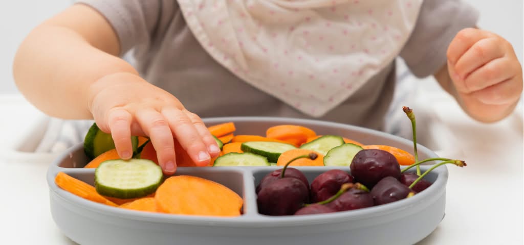 Baby Led Weaning: cos'è e come integrarlo in sicurezza nello svezzamento